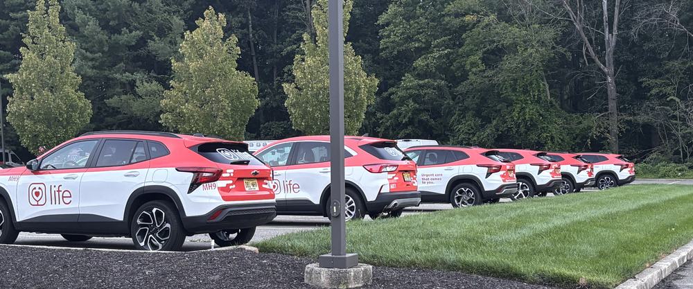 La flota de carros de Life Primary Care antes de salir a las visitas del día